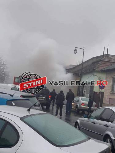 FOTO: O maşină a luat foc pe o stradă din Baia Mare
