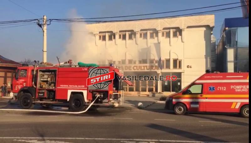 VIDEO EXCLUSIV: Incendiu la Casa de Cultură din Vişeu de Sus (actualizare)