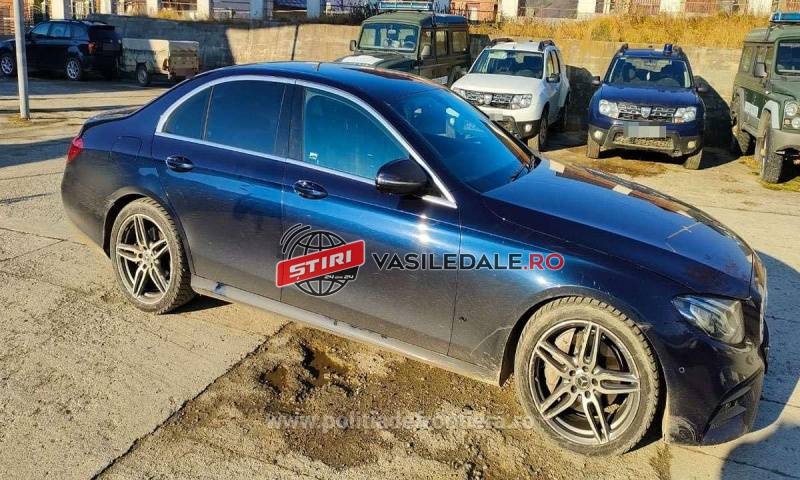 Autoturism furat din Marea Britanie, descoperit în Poienile de sub Munte