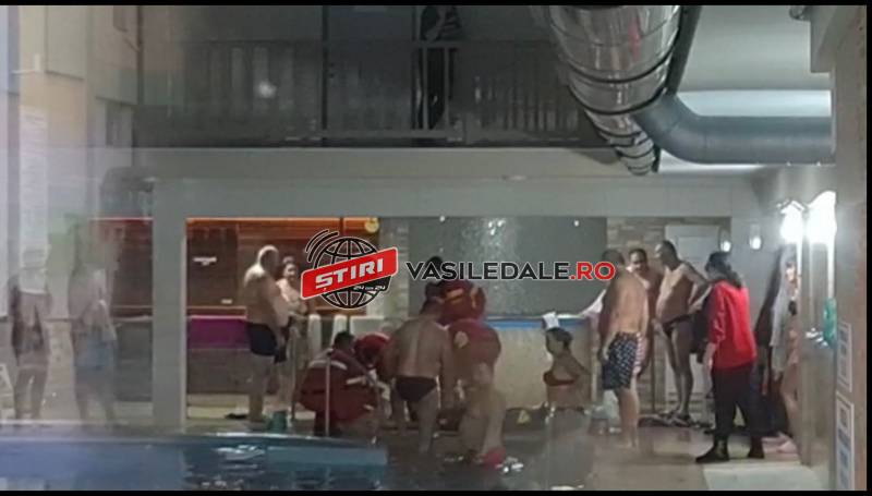 EXCLUSIV VIDEO: Clipe de coşmar la o piscină din Baia Mare. Medicii au declarat decesul după ce l-au resuscitat pe marginea piscinei (actualizare)