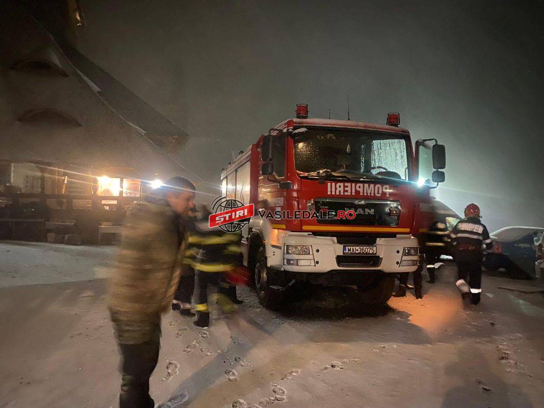 EXCLUSIV VIDEO: Conduși de fostul comandant aflat în timpul liber, pompierii lăpușeni au salvat Mănăstirea Rohiița de la a fi mistuită de flăcări