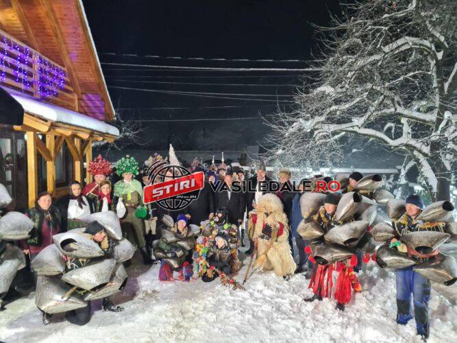 Viflaimul, cea mai veche tradiţie din Vișeu de Sus. Colindătorii trec în această seară pragul gazdelor din întreaga ţară