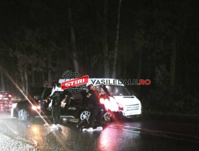 EXCLUSIV VIDEO: Impact violent la Hideaga între un BMW și un microbuz cu 8 călători. Sunt victime (actualizare)