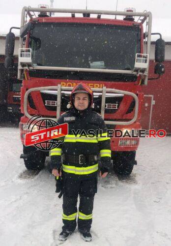 FAPTĂ BUNĂ ÎN AJUN DE CRĂCIUN: Un pompier din Borșa a găsit un portmoneu și l-a predat poliției Vișeu de Sus (foto)