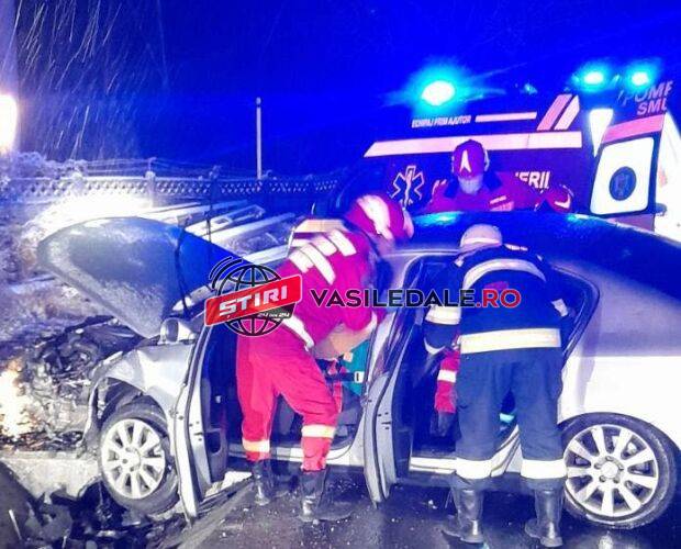 VIDEO EXCLUSIV: Un tânăr beat criță a rămas încarcerat după ce s-a izbit de un cap de pod pe strada Cioltului din Șomcuta Mare (actualizare)