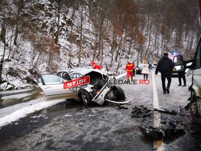 GALERIE FOTO: Impact devastator soldat cu un mort după ce un autoturism s-a izbit de un camion pe DN17C Moisei – Năsăud