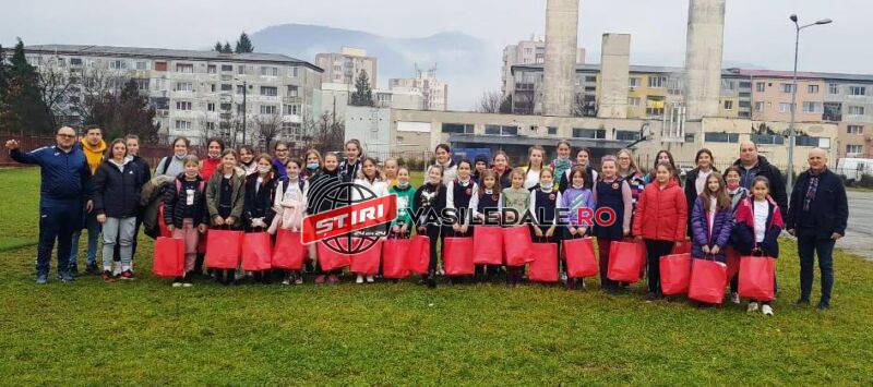 Moş Nicolae a venit la cele mai micuțe jucătoare ale echipei de Liga 1 Fotbal Feminin Baia Mare