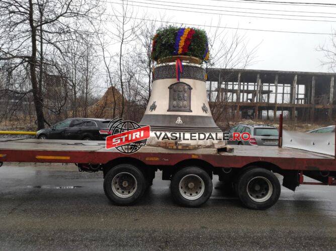 VIDEO EXCLUSIV: Cum arată cel mai mare clopot construit vreodată în România. Are zece tone și se va auzi de la 70 de km depărtare