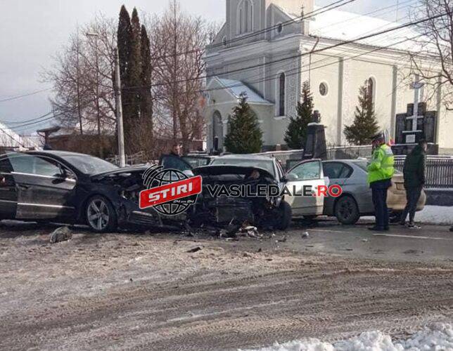 ACTUALIZARE – Galerie foto: Accident la Lăpuşel, trei autoturisme implicate, patru victime. Traficul pe DN1C este paralizat