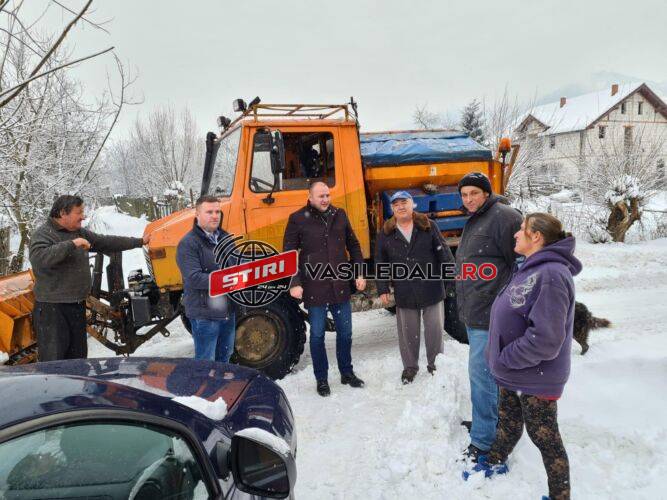 VIDEO: O PRIMĂRIE EXEMPLU – Angajații Primăriei Vișeu de Sus muncesc la foc continuu pentru a deszăpezi străzile orașului