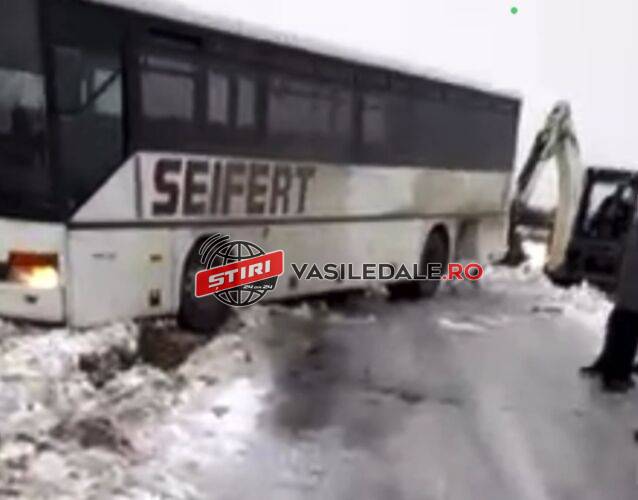 ULTIMA ORĂ / VIDEO EXCLUSIV: Autobuz cu călători în şanţ