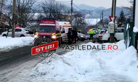FOTO: Patru victime, printre care doi minori, în urma unui impact între două mașini pe str. Oltului