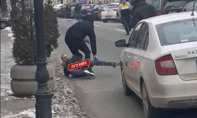 SCANDAL LA SIGHET: Doi bărbați şi-au cărat pumni în mijlocul drumului. Traficul rutier a fost blocat din cauza lor – VIDEO