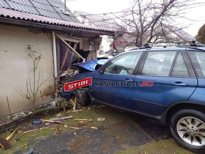 Galerie foto – EXCLUSIV: Un autoturism BMW s-a înfipt într-o casă din Bârsana. Şoferul a scăpat teafăr