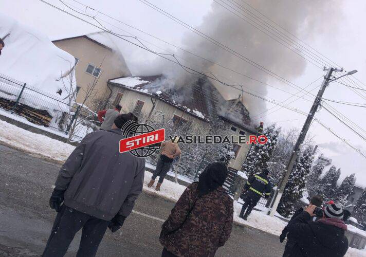 FOTO EXCLUSIV: O gospodărie din Rogoz a luat foc