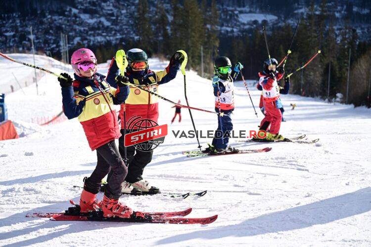 FOTO: Copiii de la CSS Baia Sprie au participat la Mini Cupa României la slalom uriaș