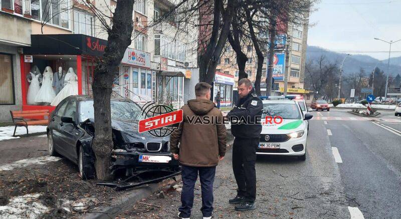 EXCLUSIV VIDEO: S-a izbit cu BMW-ul de un copac de pe bd. Unirii. A rupt și vreo trei stâlpișori înainte de impact