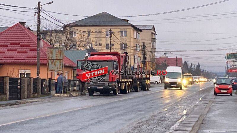 VIDEO: Un autotren a luat foc la intrare în Tăuţii de Sus