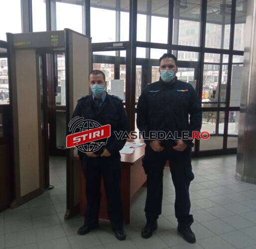 INTERVENŢIE SALVATOARE: Jandarmii au salvat viaţa unui bărbat care a leşinat la Palatul de Justiţie din Baia Mare