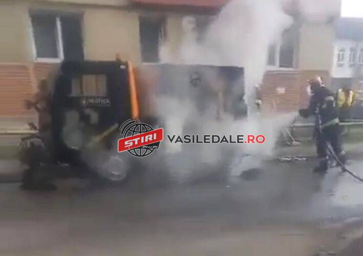 EXCLUSIV VIDEO: Un utilaj care spăla străzile din Baia Mare a luat foc pe strada Melodiei
