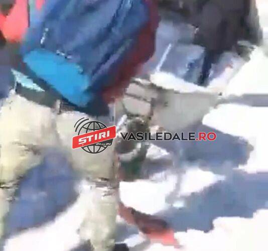 EXCLUSIV VIDEO: PUȘI LA LOPATĂ – Elevi de clasa a V-a din Poienile de Sub Munte puși să incarce și să transporte zăpada din curtea școlii cu roaba. Directorul școlii: ”Oricum o parte din elevi sunt buni doar la ,,lopată”!” (actualizare)
