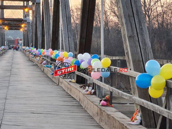 SIGHETU MARMAŢIEI: Baloane şi jucării pe podul de peste Tisa pentru a bucura copiii din Ucraina