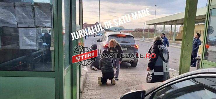 UMILINȚA UNGARIEI – Refugiați ucraineni în genunchi în fața autorităților maghiari din Csengershima (HU) / Petea (RO). Guvernul român a reușit să schimbe decizia Ungariei