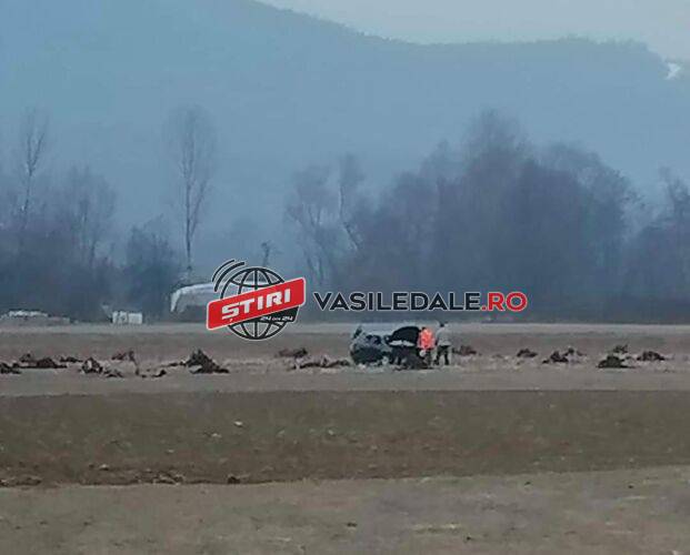 EXCLUSIV FOTO: Doi militari răniţi grav la Cerneşti. S-au rostogolit cu mașina pe câmp (actualizare)