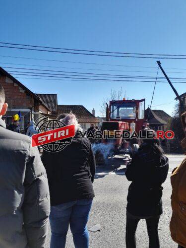 FOTO: Impact între un tractor şi un microbuz la Lăpuşel, pe DN1C – ACTUALIZARE