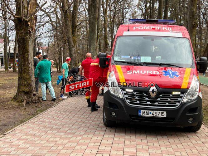 EXCLUSIV FOTO: Adolescent de 14 ani căzut în parcul municipal. Se suspectează un infarct