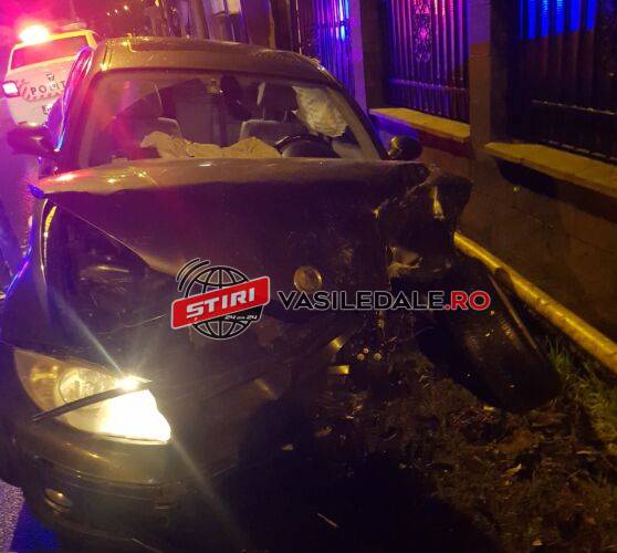 EXCLUSIV VIDEO: Un șofer de 19 ani băut a lovit două mașini parcate. Erau 5 tineri în BMW-ul condus de inconștient. O fată a fost rănită