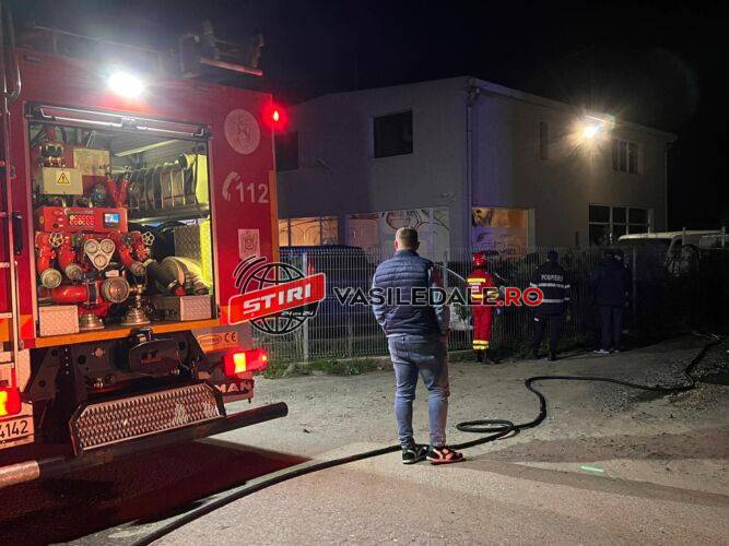 EXCLUSIV VIDEO: Un autoturism aflat în parcarea unui service auto din Baia Mare a luat foc