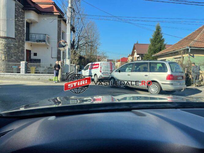 FOTO: Accidente la Recea şi Baia Mare. 5 maşini avariate, 2 răniţi, printre care şi o femeie însărcinată