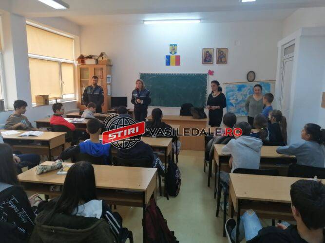 COPII INFORMAȚI, COPII PREVENIȚI: Informaţii preventive prezentante la orele de curs de polițiștii maramureşeni