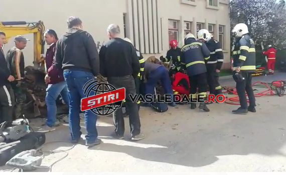 EXCLUSIV VIDEO: Un muncitor prins sub un mal de pământ pe strada Şcolii. Este în viață și a fost preluat de echipajele medicale (actualizare)
