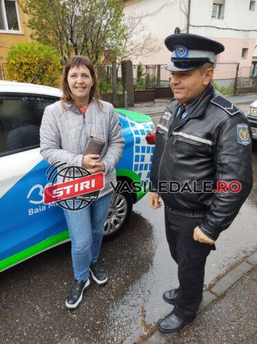 EXCLUSIV FOTO: Portmoneu cu bani, găsit în Piaţa Izvoare, predat unui echipaj al Poliţiei Locale Baia Mare