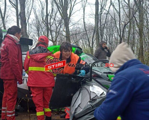 EXCLUSIV VIDEO / IMAGINI DURE: Bogdan Marișca și Sebastian Itu s-au lovit cu mașina de copaci la Raliul Maramureșului. Copilotul a fost rănit – ACTUALIZARE 3