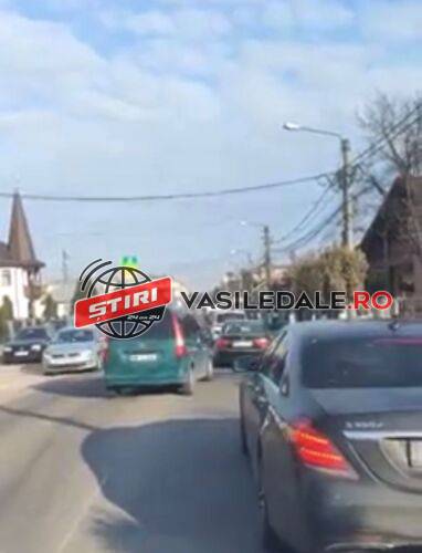 SIGHETU MARMAŢIEI / TRAFIC INFERNAL: La un pas de accident, după ce şoferul unei dubițe depășește pe linie continuă – VIDEO