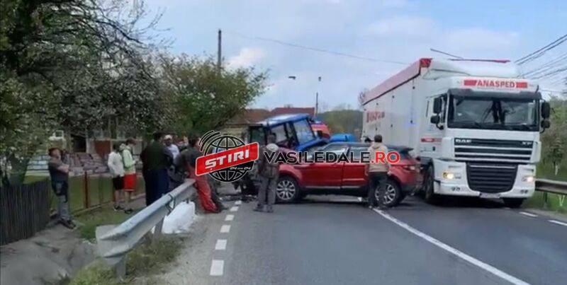 EXCLUSIV VIDEO: Maşina unei familii de moldoveni s-a izbit de un tractor – ACTUALIZARE
