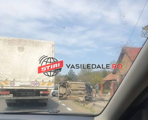 FOTO: Maşină răsturnată la Tăuţii Măgherăuş. O persoană rănită (actualizare)