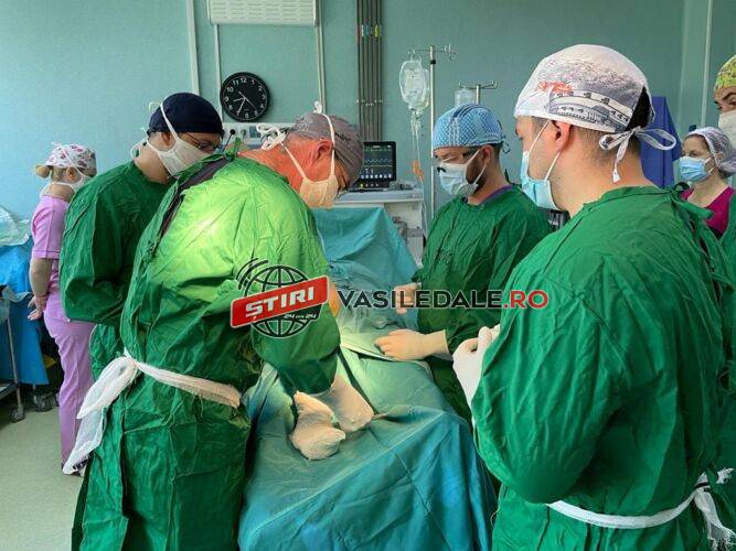 O nouă premieră chirurgicală la Spitalul Județean de Urgență Baia Mare: artroplastie de genunchi cu proteze totale