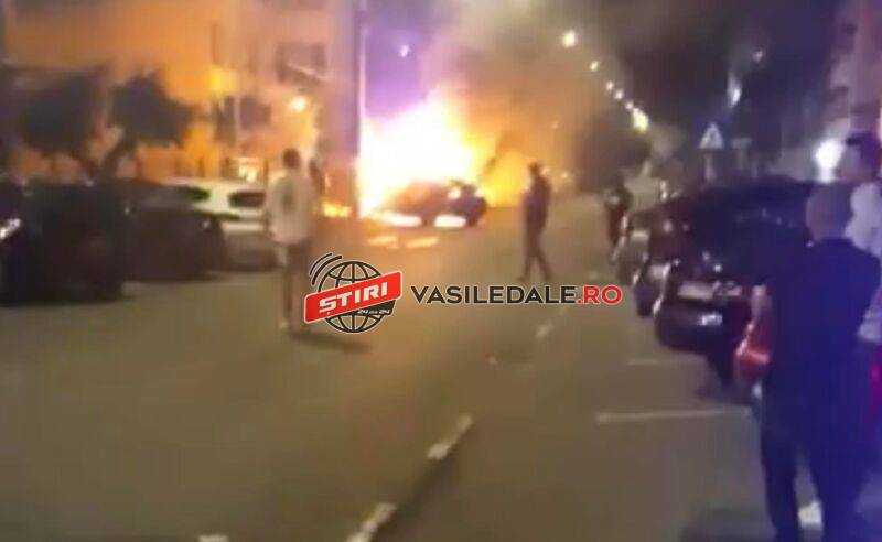PANICĂ Și BUBUITURI pe strada Școlii din Baia Mare. Flăcări uriașe la un autoturism parcat