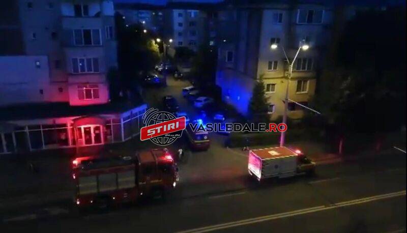 EXCLUSIV VIDEO: Bătrână căzută în bucătărie iar cratița a luat foc. Vecinii au chemat pompierii