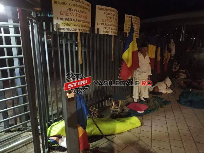 VIDEO EXCLUSIV – Borșenii care s-au legat cu lanțuri și au dormit în fața Parlamentului European și CEDO au fost primiți înăuntru