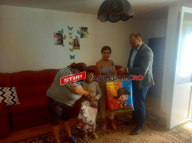 VIŞEU DE SUS: Felicitări dlui viceprimar pentru implicare – O mămică însărcinată în 8 luni, cu cei doi copii ai săi, s-au mutat în casă nouă