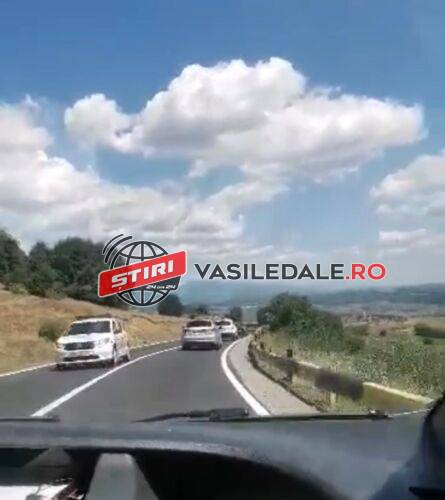 VIDEO / TÂRGU LĂPUŞ: La un pas de tragedie, provocată de o maşină a unei şcoli de şoferi