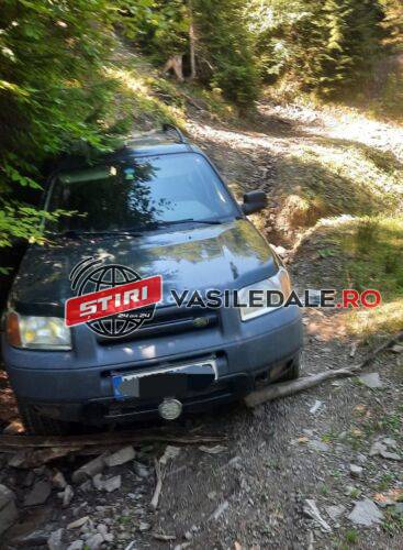 Prinși de polițiști după ce au furat un autoturism din curtea unei case din Onceşti