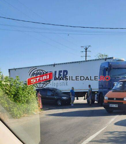 FOTO / ACCDIDENT BAIA MARE: Trafic îngreunat, din cauza impactului dintre un autoturism şi un TIR