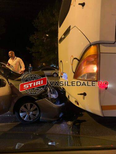 Foto/video – Un sucevean beat a intrat cu mașina în spatele unui autobuz. O persoană rănită (actualizare)