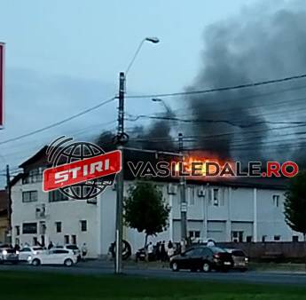 VIDEO / INCENDIU BAIA MARE: Arde restaurantul Crenguţa! 70 de persoane participante la un majorat s-au autoevacuat